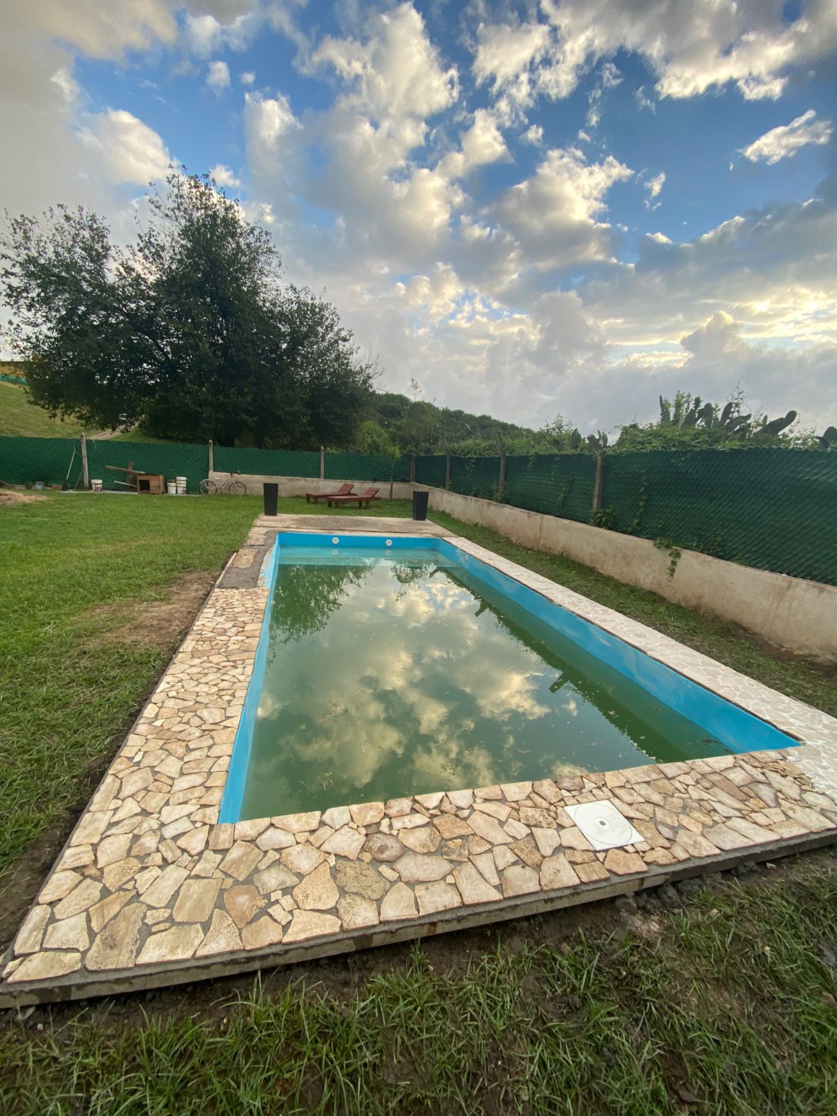 Piscina moderna con vista