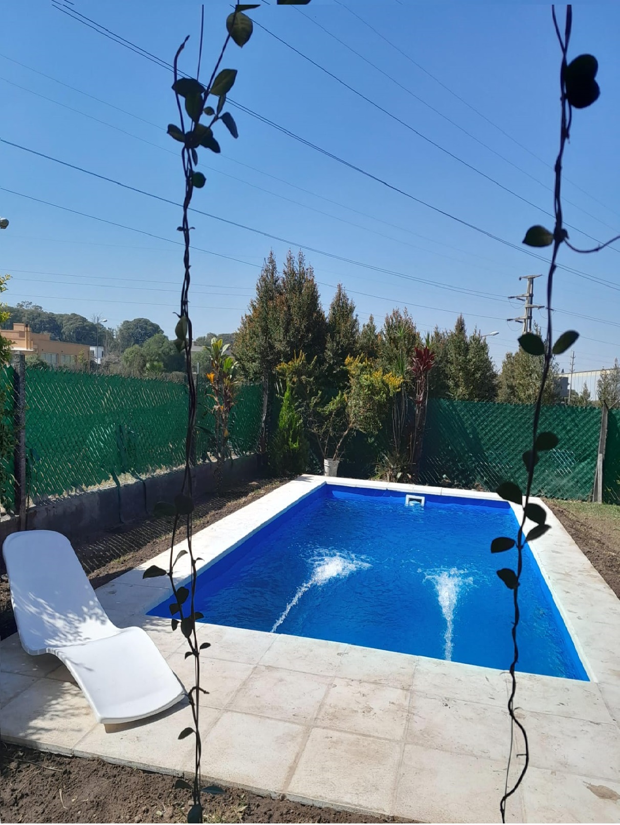 Piscina infinita con paisaje