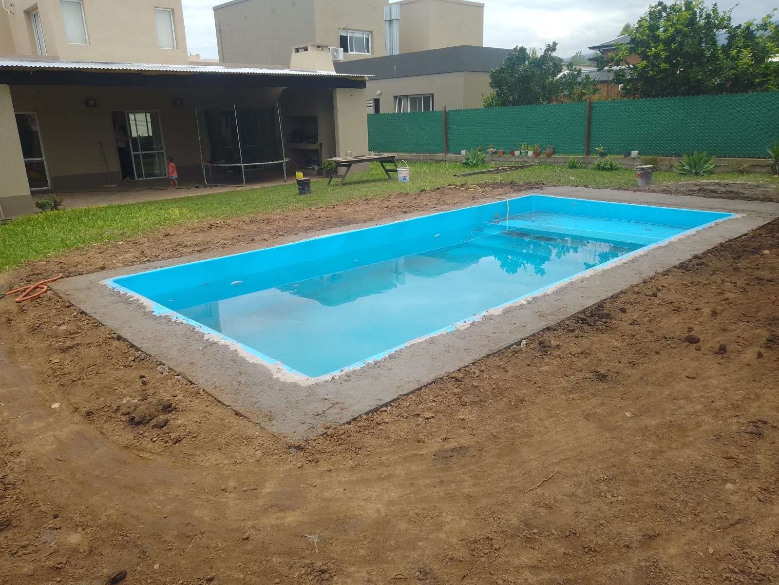 Piscina con iluminación nocturna